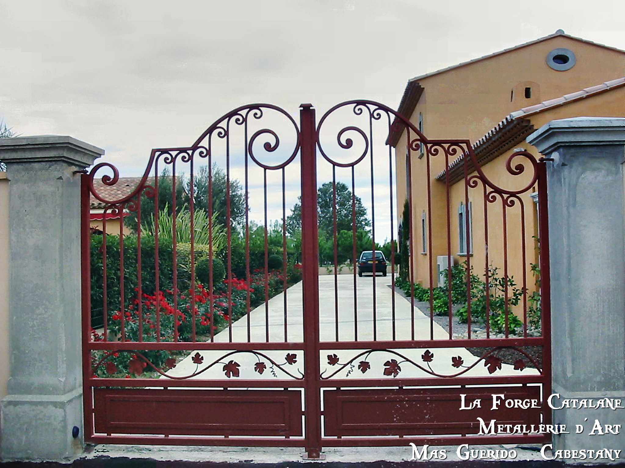 portail soubassement tole partie haute ouvragee frise inspiration vegetale vigne exterieur forge catalane.jpg